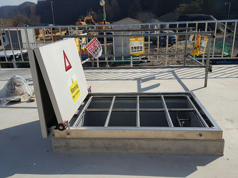 safe manhole 2door05.jpg